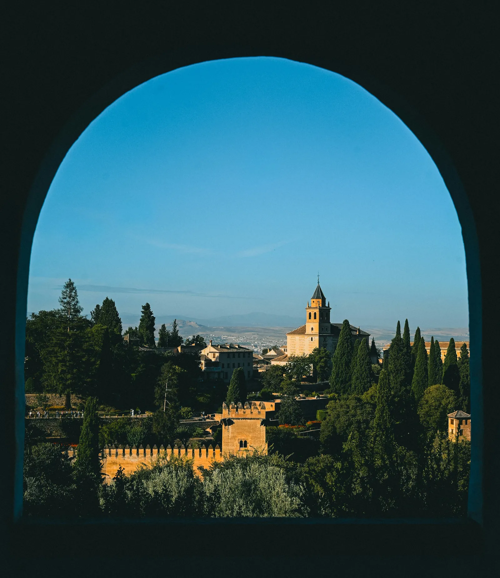 Die Alhambra in Granada, durch einen maurischen Bogen gesehen