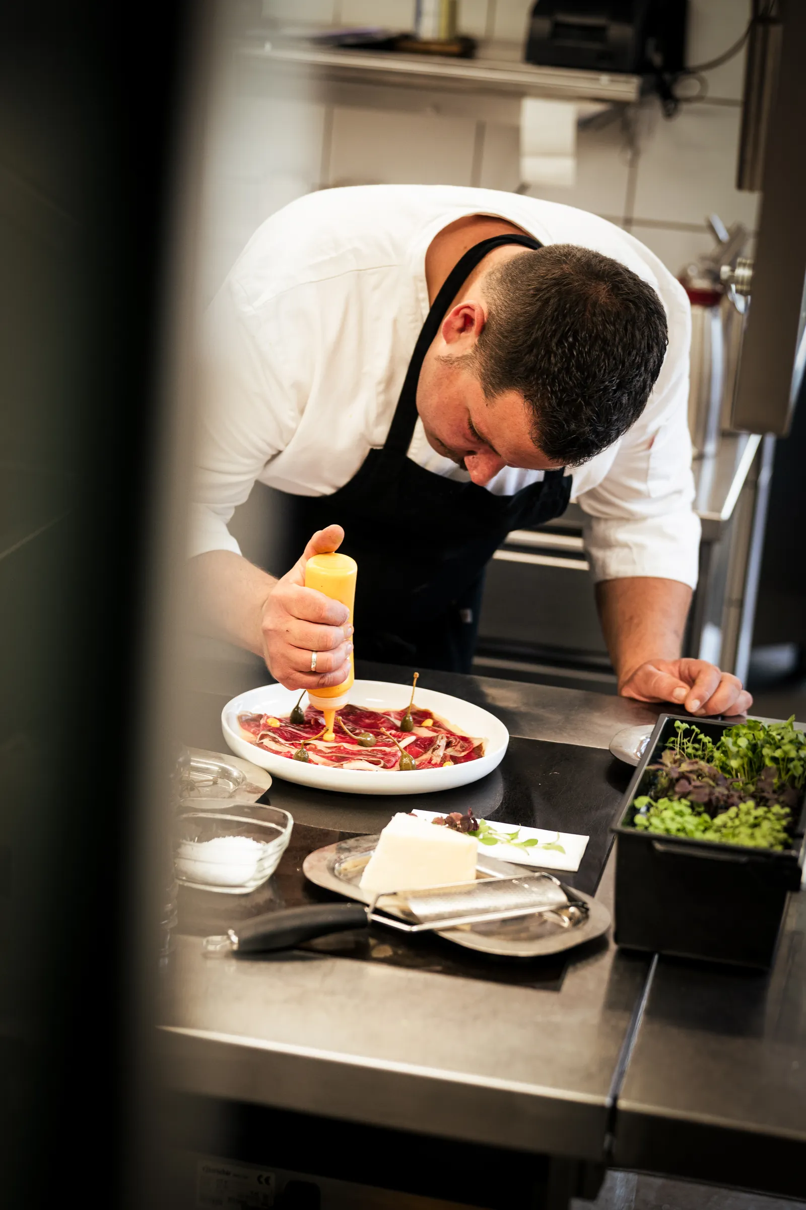 David Arellano richtet in der Küche ein Carpaccio an
