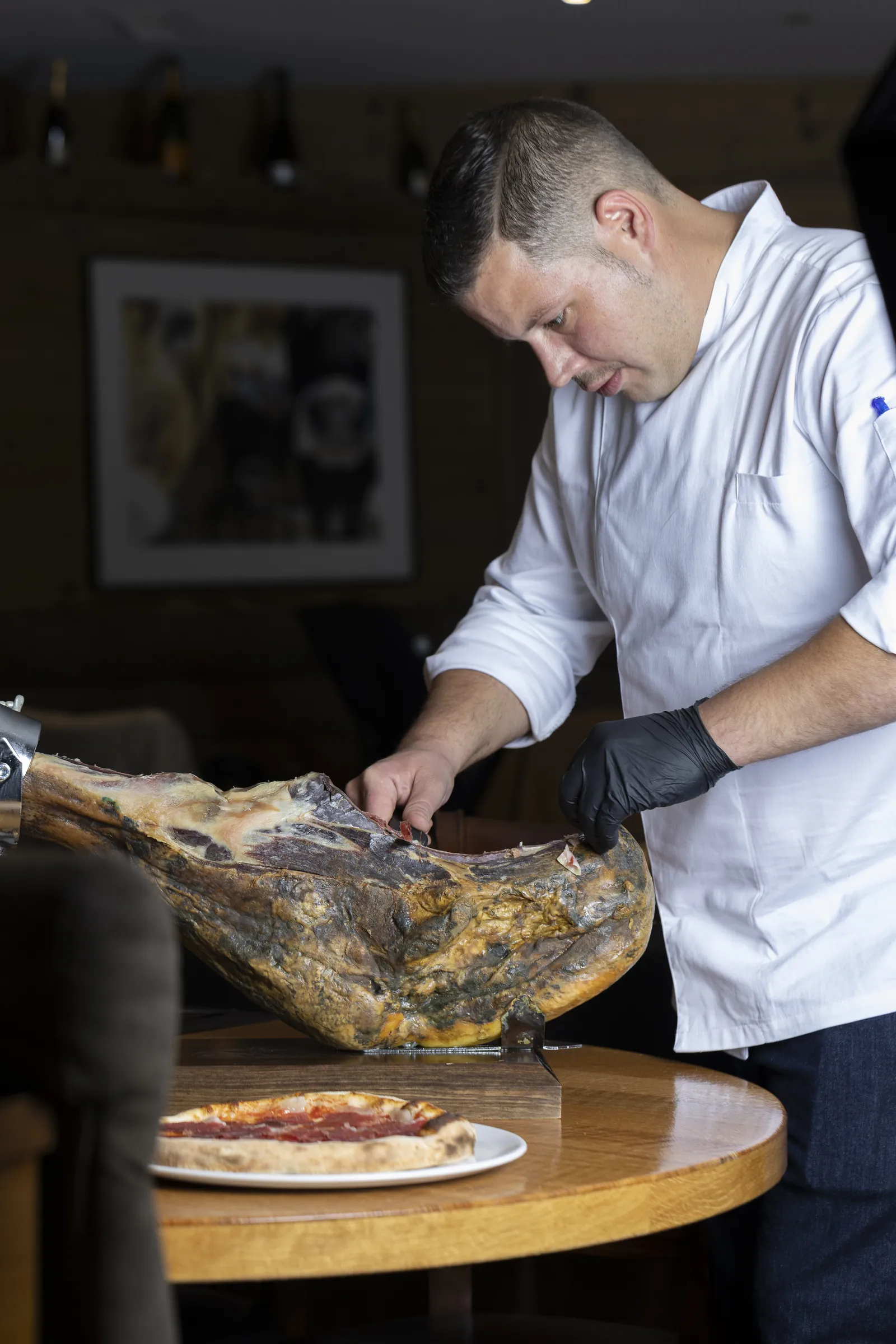 Küchenchef David Arellano schneidet Jamón von Hand