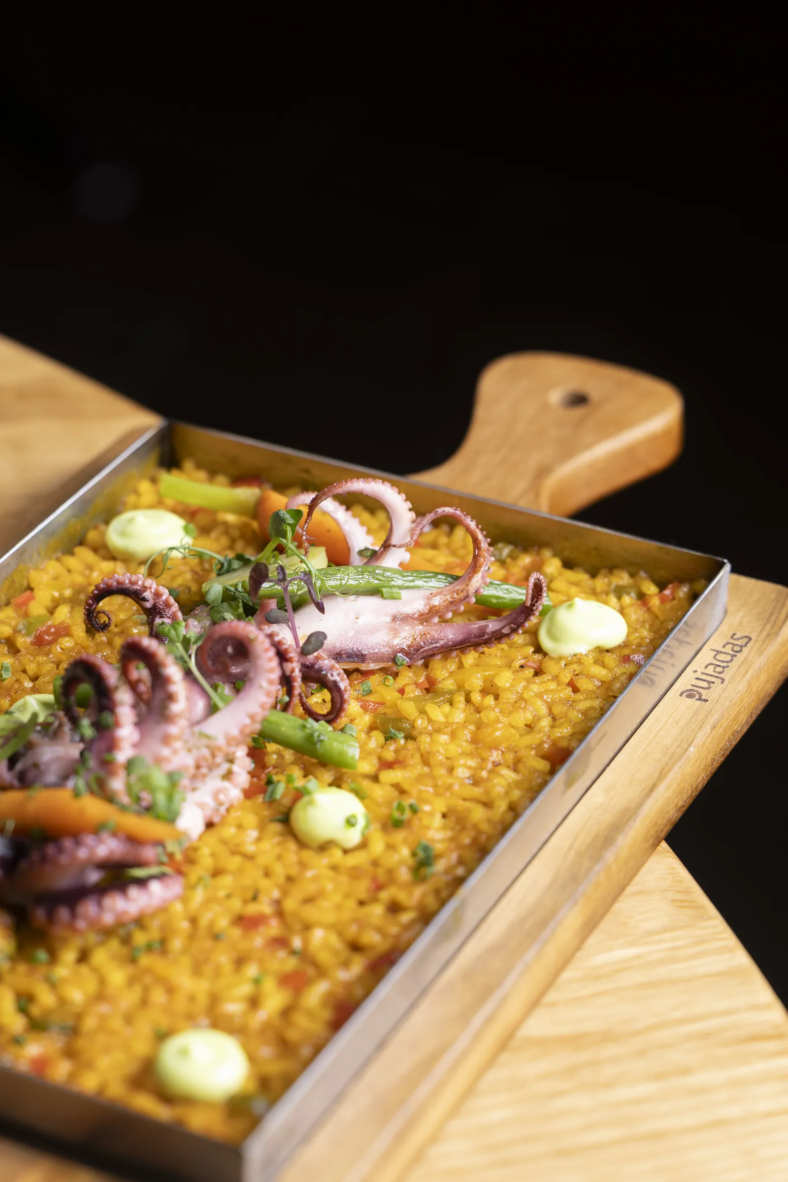 Paella mit Felsenkrake und grünem Spargel
