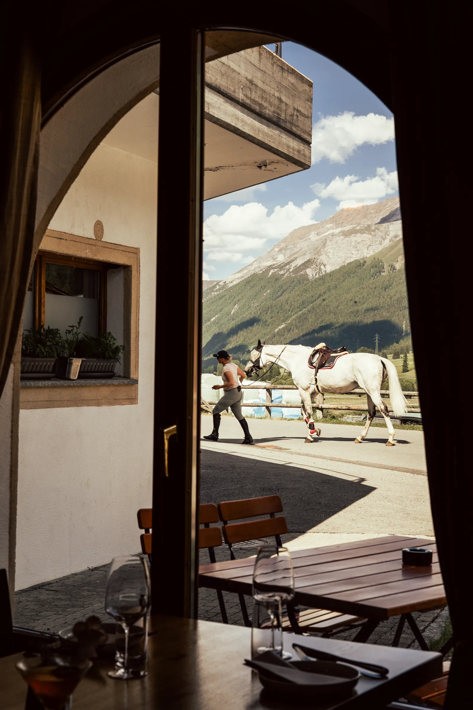 Blick durch die Bogentür des Alegría auf die Berge von Zuoz