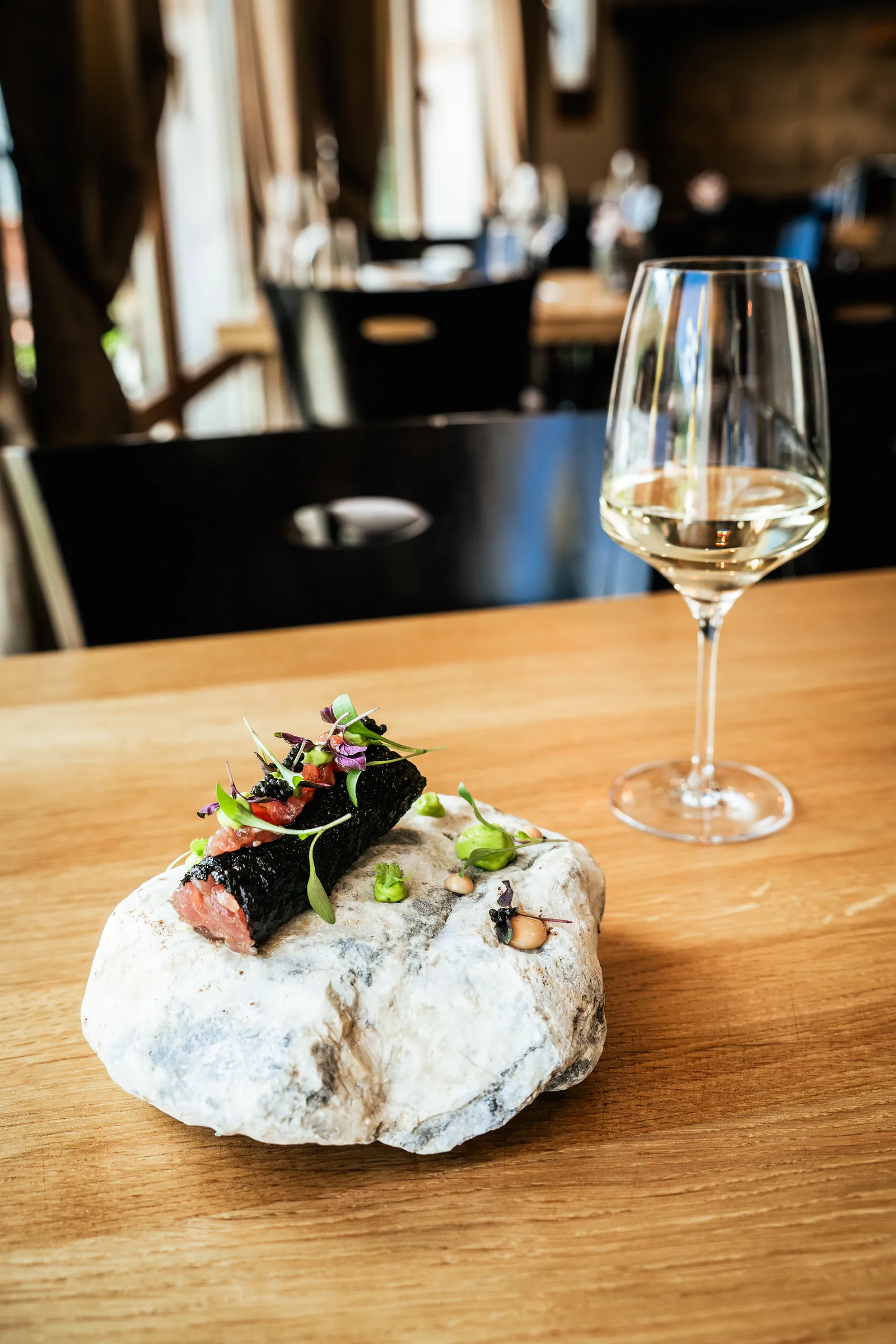 Knuspriger Nori-Taco mit Thunfisch-Tartar auf Stein