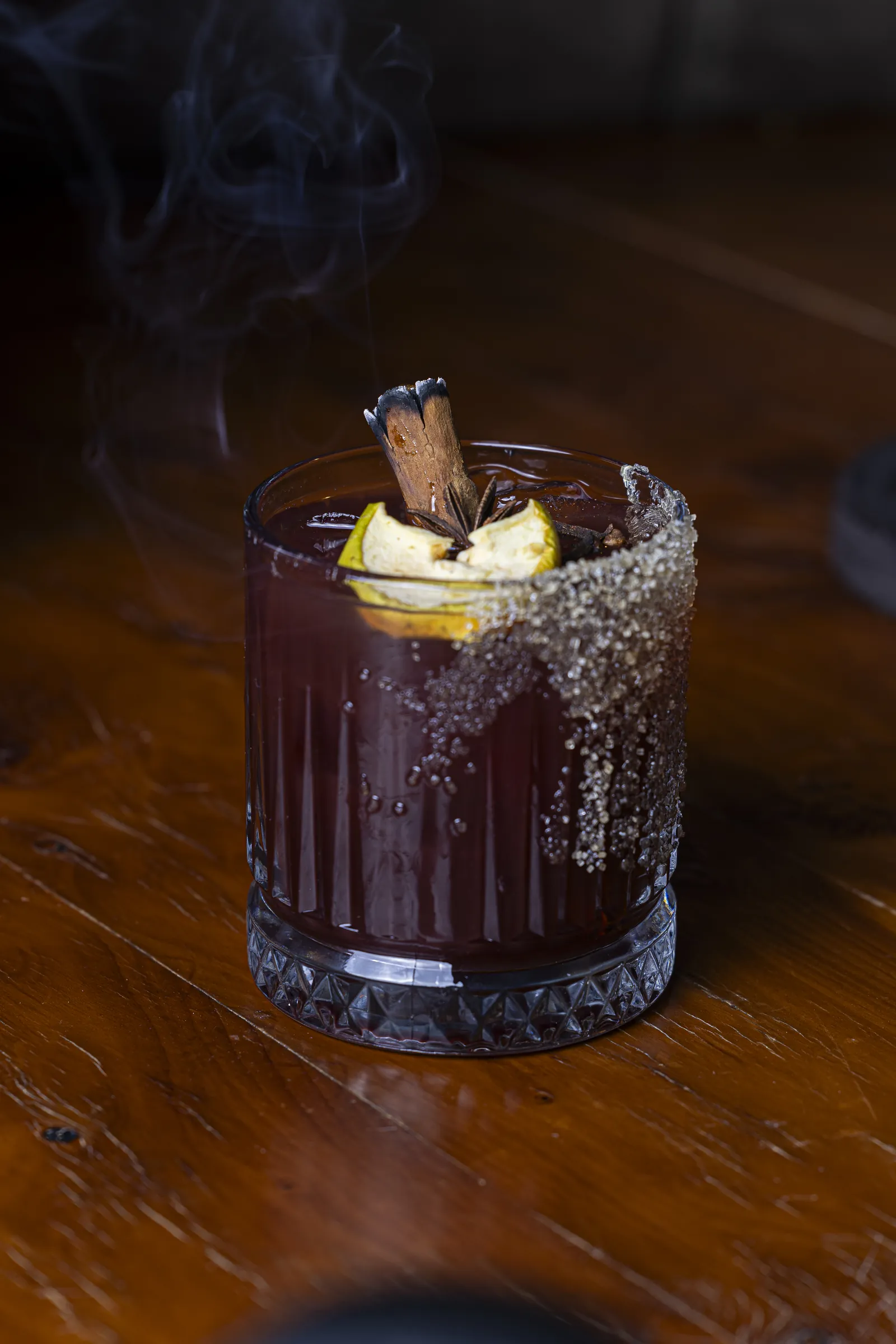 Cocktail mit Rauch und Zimt