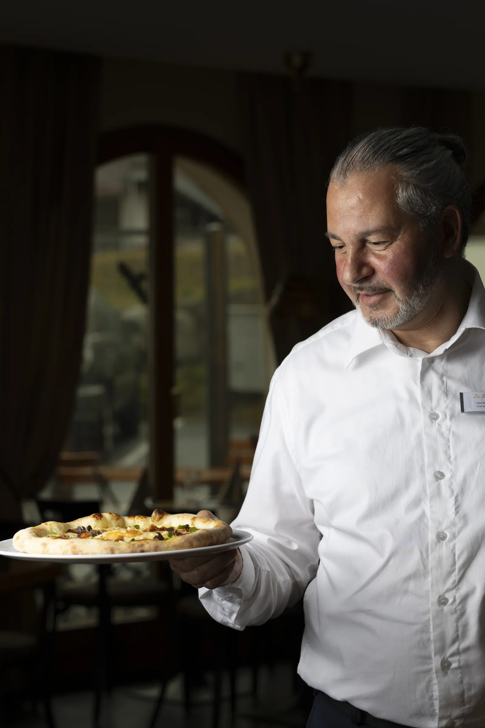 Pizza wird im Restaurant an den Tisch gebracht
