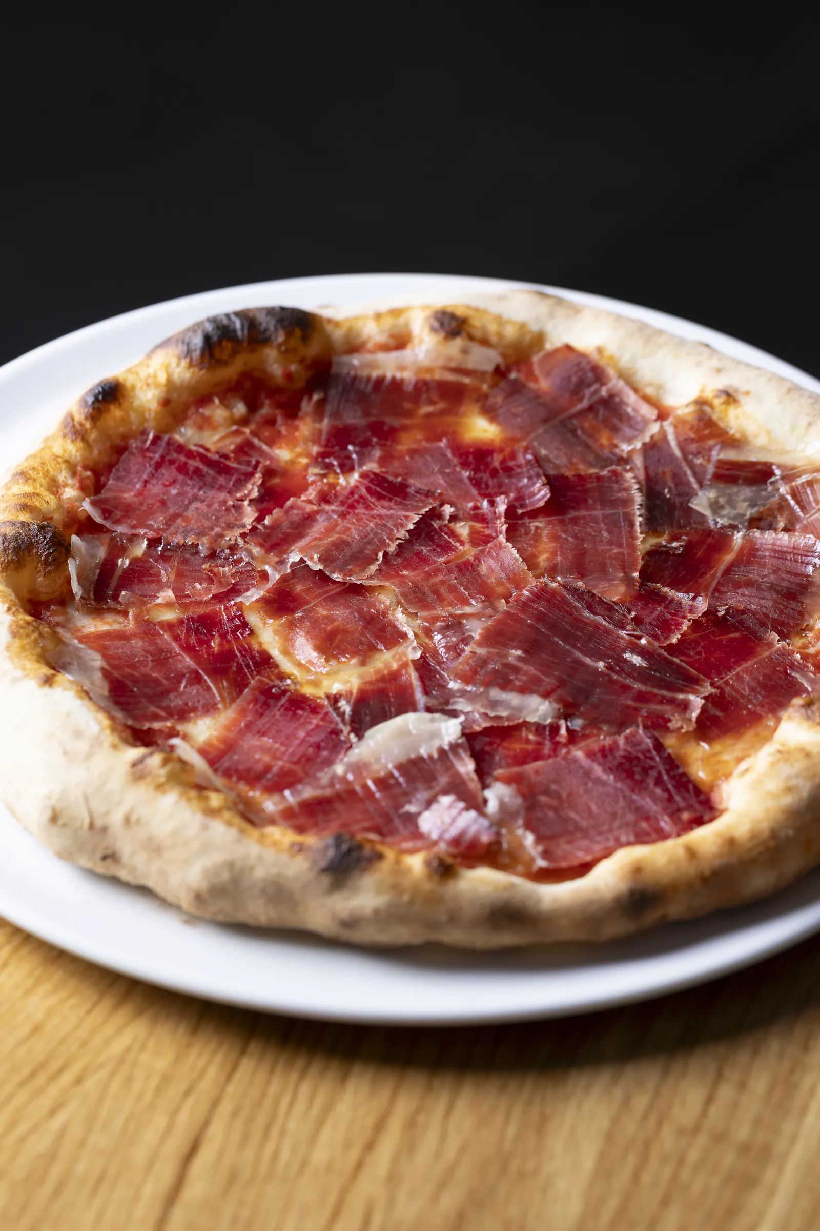 Neapolitanische Pizza mit Pata Negra