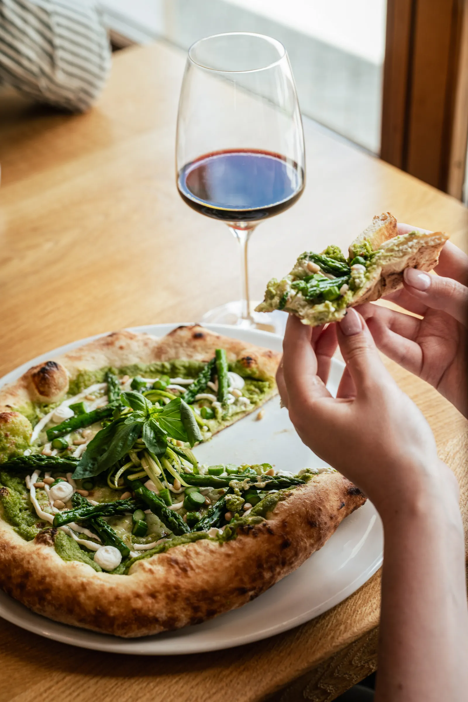 Pizza mit Zucchini-Pesto und grünem Spargel